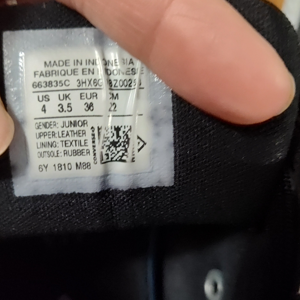 Converse (Chuck Taylor) Allstars. Kids Black Leather Sneakers Size 4. - Picture 7 of 7